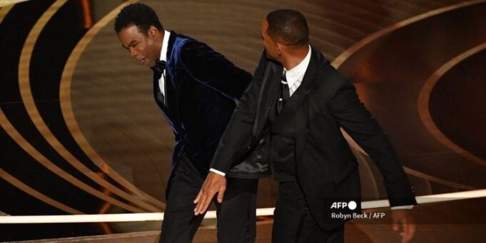 Istrinya Dijadikan Lelucon, Will Smith Tampar Chris Rock di Paggung Oscar